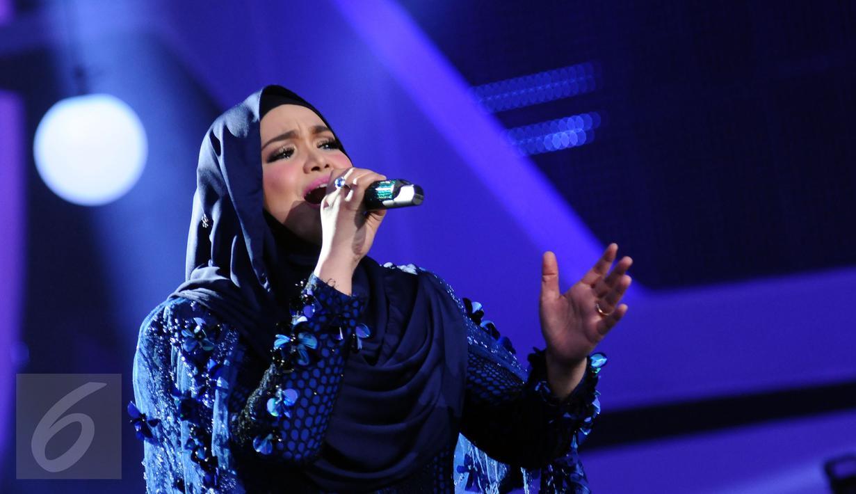 Penyanyi asal Malaysia, Siti Nurhaliza saat tampil di Konser Kemenangan D'Academy Asia 2 di Studio 5 Indosiar, Jakarta, Kamis (29/12). Siti juga menjadi komentator penampilan para finalis D2 Academy Asia. (Liputan6.com/Helmi Fithriansyah)