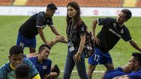 Manajer Timnas Thailand, Watanya Wongopasi, berdiskusi dengan pemain usai melawan Indonesia pada laga SEA Games di Stadion Shah Alam, Selangor, Selasa (15/8/2017). Kedua negara bermain imbang 1-1. (Bola.com/Vitalis Yogi Trisna)