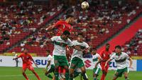 Singapura terus menekan Indonesia di pertengahan babak kedua melalu skema bola-bola mati. Elkan Baggot dan kawan-kawan masih mmampu mematahkan serangan-serangan tersebut. (AFP/Roslan Rahman)