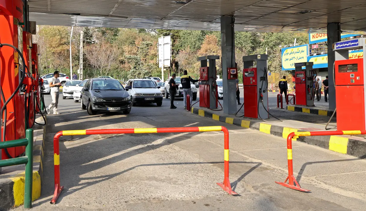 Antrean mobil untuk mengisi bahan bakar di sebuah SPBU di tengah gangguan sistem distribusi bensin secara nasional di Teheran, Iran, Selasa (26/10/2021). Sebuah serangan siber mengganggu distribusi bensin di SPBU seluruh Iran yang menyebabkan penghentian layanan. (Atta KENARE/AFP)