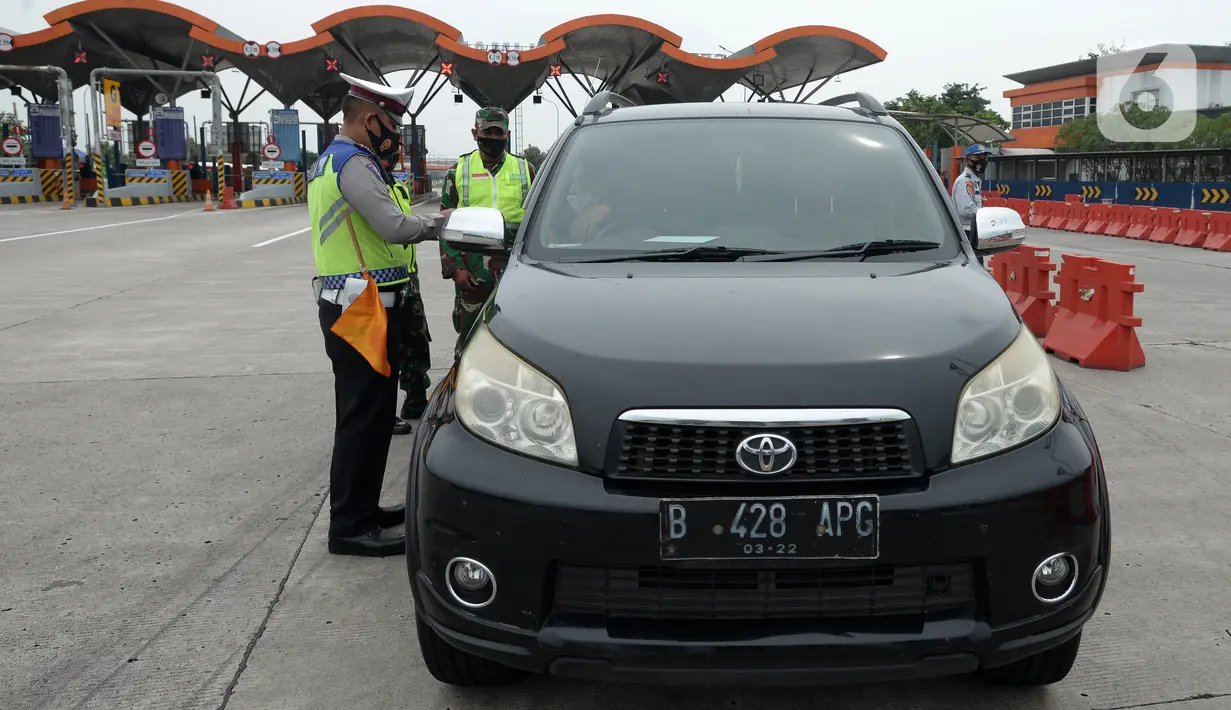 Polisi memeriksa kendaraan di Gerbang Tol Palimanan, Jakarta, Jumat, (7/5/2021). Gerbang Tol Palimanan sepi karena adanya kebijakan larangan mudik Lebaran pada tanggal 6-17 Mei 2021 untuk memutus penyebaran COVID-19. (merdeka.com/Imam Buhori)