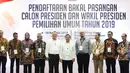 Ketua KPU RI Arief Budiman (keempat kiri) foto bersama dengan anggota komisioner saat menggelar simulasi proses pendaftaran capres dan cawapres di Gedung KPU RI, Jakarta, Kamis (9/8).  (Liputan6.com/Faizal Fanani)