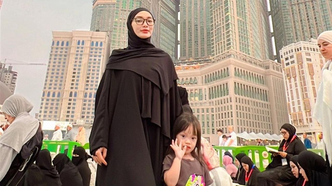 Sebelum berangkat umrah, Zaskia menghebohkan dengan penjualan rumahnya di bawah harga pasaran. Isu ini mencuat sebagai upaya menutup masalah Sirajuddin.