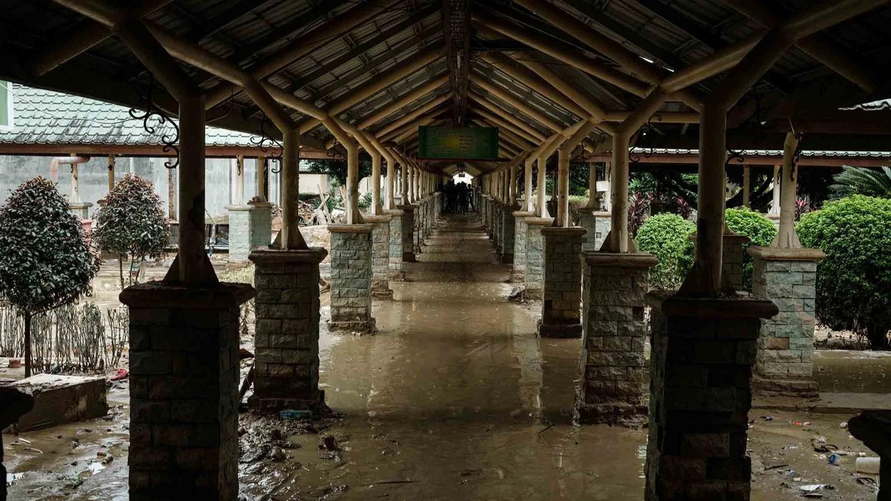 FOTO: Prajurit TNI AD Berjibaku Bersihkan Lumpur Tebal di RSUD Aceh Tamiang