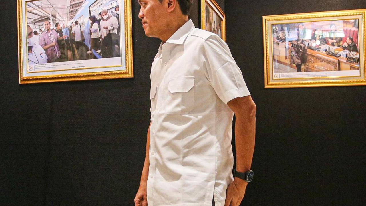 Selesai membuka pemeran fotografi tersebut, Wakil Ketua Komisi III DPR, Habiburakhman menyempatikan diri untuk berkeliling melihat foto-foto karya enam belas jurnalis yang dipamerkan.
