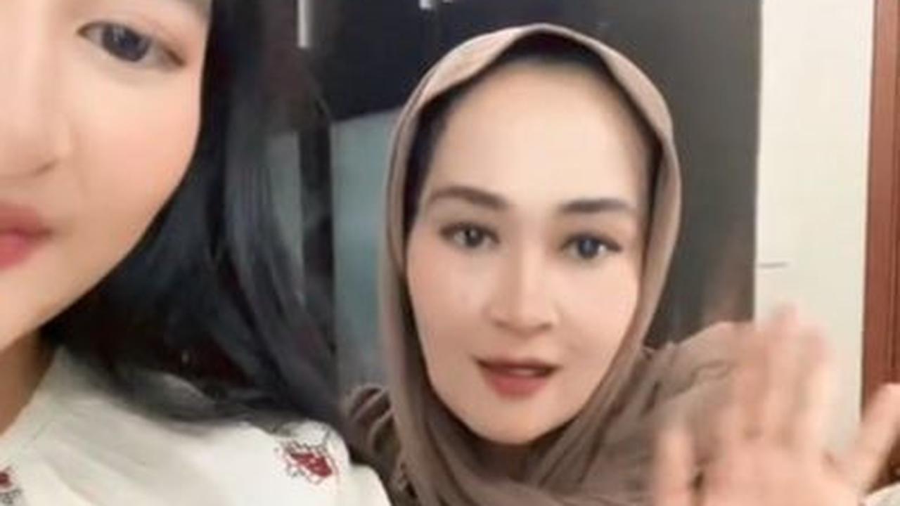 8 Potret Ibu Mertua Ricky Subagja yang Usianya Sama dengan Menantunya, Dikatakan Seperti Sedang Mengalami Masa Puber Kedua