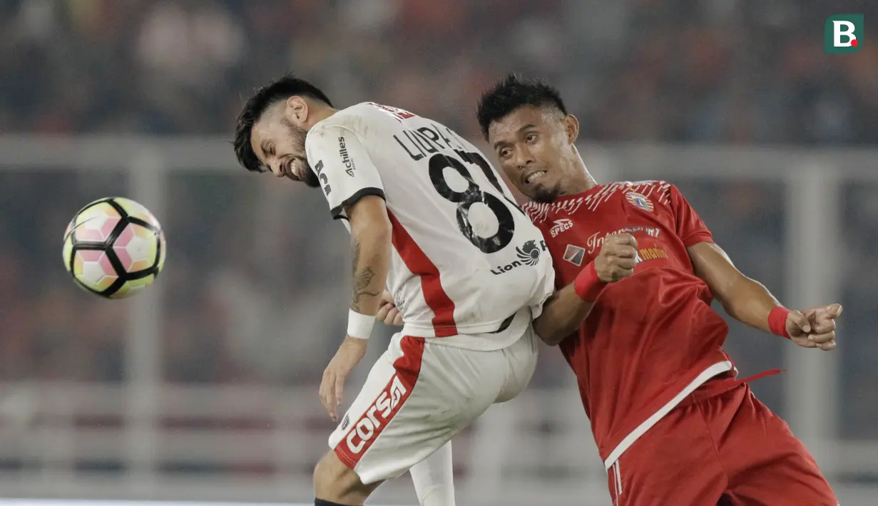 Bek Persija Jakarta, Maman Abdurrahman, berebut bola dengan gelandang Bali United, Stefano Lilipaly, pada final Piala Presiden di SUGBK, Jakarta, Sabtu (17/2/2018). Persija menang 3-0 atas Bali United. (Bola.com/M Iqbal Ichsan)