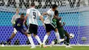 Pemain timnas Argentina, Marcos Rojo (kedua kanan) mencetak gol ke gawang Nigeria pada matchday terakhir Grup D Piala Dunia 2018 di Stadion St. Petersburg, Selasa (26/6). Argentina meraih tiket ke 16 besar setelah menang 2-1. (AP/Petr David Josek)