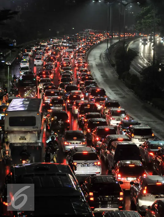 Kendaraan terjebak kemacetan di Jalan Jenderal Sudirman, Jakarta, Selasa (30/8). Kemacetan masih terjadi meski sistem ganjil-genap telah diberlakukan hari ini. (Liputan6.com/Immanuel Antonius)