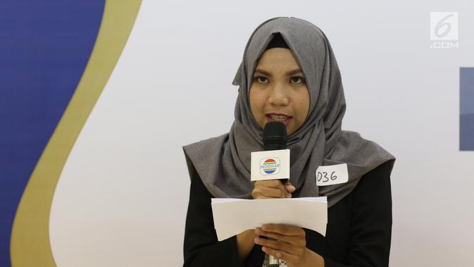 Peserta mengikuti kompetisi News Presenter dalam rangkaian EGTC 2018 di UGM, Yogyakarta, Selasa (16/10). Selain kompetisi news presenter, EGTC 2018 menghadirkan kompetisi inspiring sharing dan entertainment talk. (Liputan6.com/Herman Zakharia)