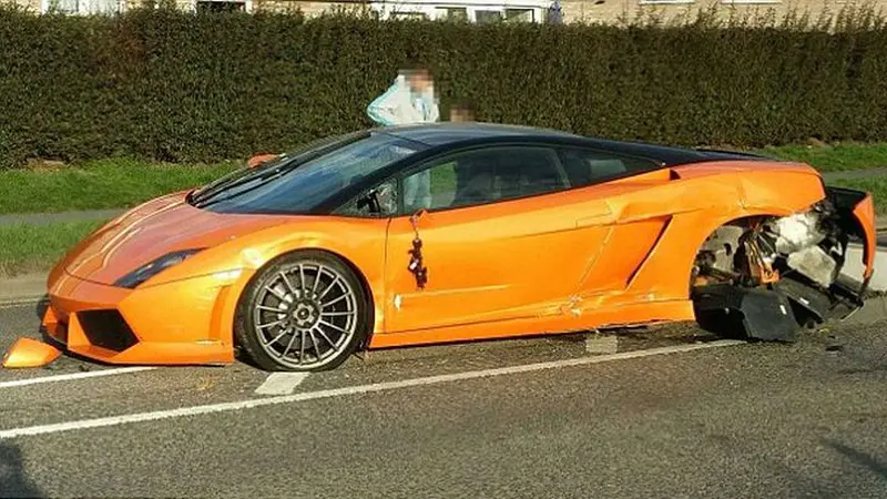 Lamborghini Nabrak Pohon, Si Pengemudi Malah Ketawa Santai