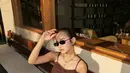 Sentuhan aksesori emas berlapis pada leher, anting, hingga jam tangan membuat penampilannya terlihat lebih berkelas. Rambut yang ditata sleek dan kacamata hitam berukuran kecil semakin mempertegas kesan edgy yang modern. Tak hanya itu, tas berbulu Chanel bermotif leopard dengan detail rantai emas menjadi aksen unik yang membuat keseluruhan tampilannya terasa lebih fashionable. [@mahaliniraharja].