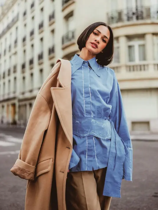 Tampilannya semakin penuh aksi dengan kemeja statement yang menjanjikan.