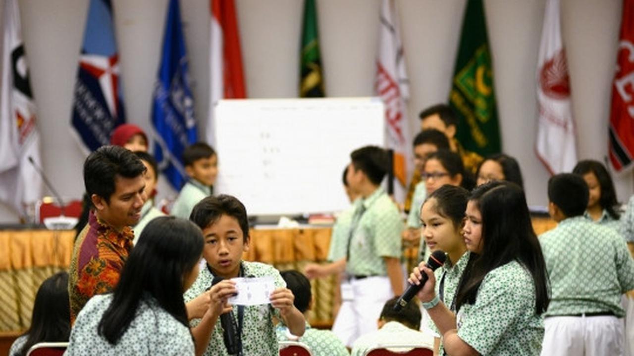 Antusiasme siswa SD laksanakan simulasi Pemilu di Gedung KPU