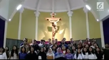 Paduan suara remaja Muslim dan Katolik bernyanyi bersama di dalam gereja ST Lidwina. Mereka menyerukan perdamaian dan persatuan umat beragama.