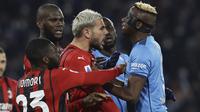 Bahkan pada menit ke-76 Victor Osimhen (kanan) yang frustrasi terlibat keributan dengan Theo Hernandez. Keduanya pun diganjar kartu kuning oleh wasit Daniele Orsato. (LaPresse via AP/Alessandro Garofalo)