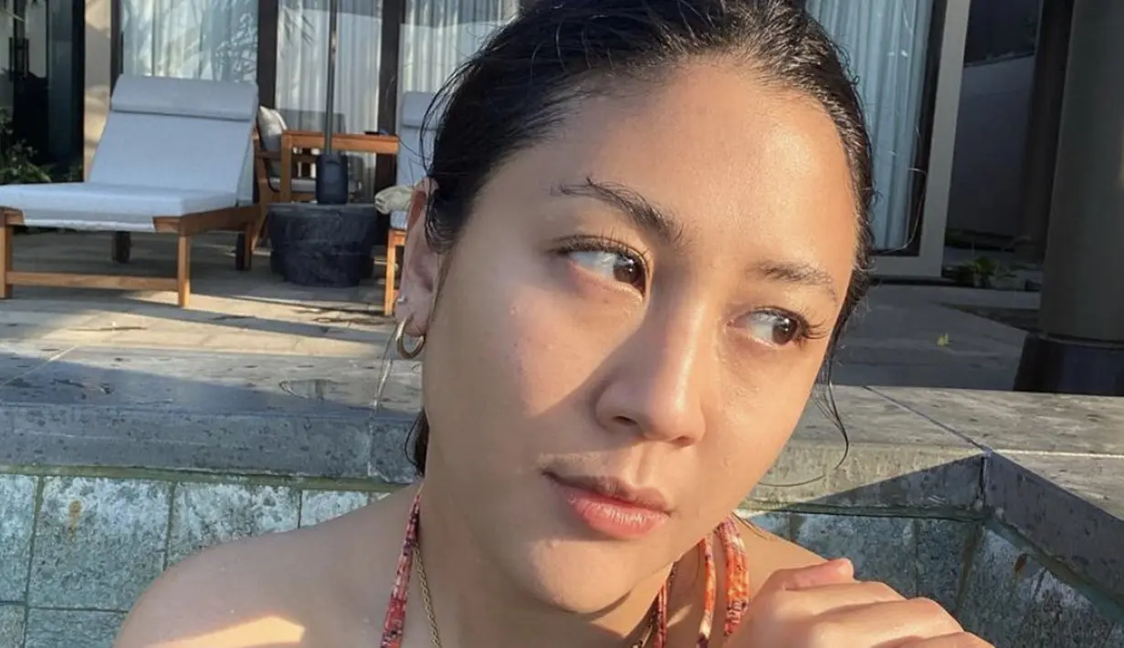 Dengan efek sun kissed, gaya makeup-nya begitu sempurna. [Foto: Instagram/ Sherina]