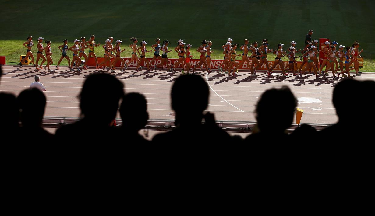 Penonton menyaksikan final nomor jalan cepat 20km putri Kejuaraan Dunia Atletik 2015 di Stadion Nasional, Beijing, Tiongkok. (27/8/2015). (Reuters/Kai Pfaffenbach)