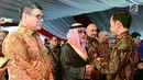 Presiden Jokowi bersalaman dengan Duta Besar Arab Saudi untuk Indonesia Osama bin Mohammed Abdullah Al-Shuaibi saat menghadiri HPN 2018 di Padang, Sumatera Barat, Jumat (9/2). (Liputan6.com/Pool/Biro Setpres)