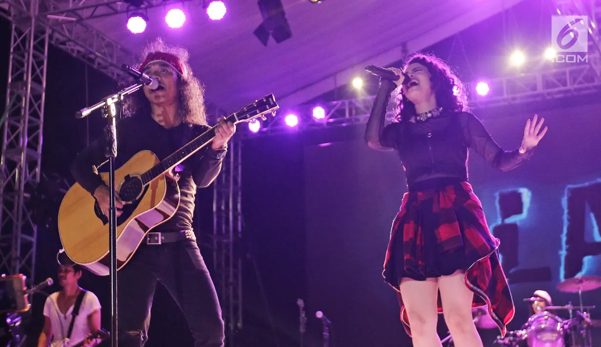 Kolaborasi band rock, Slank dengan penyanyi Wizzy pada konser perayaan HUT ke-34 Slank di JIExpo Kemayoran, Jakarta, Selasa (26/12). Band rock ternama Indonesia, Slank, baru saja merayakan ulang tahunnya yang ke-34. (Liputan6.com/Herman Zakharia)