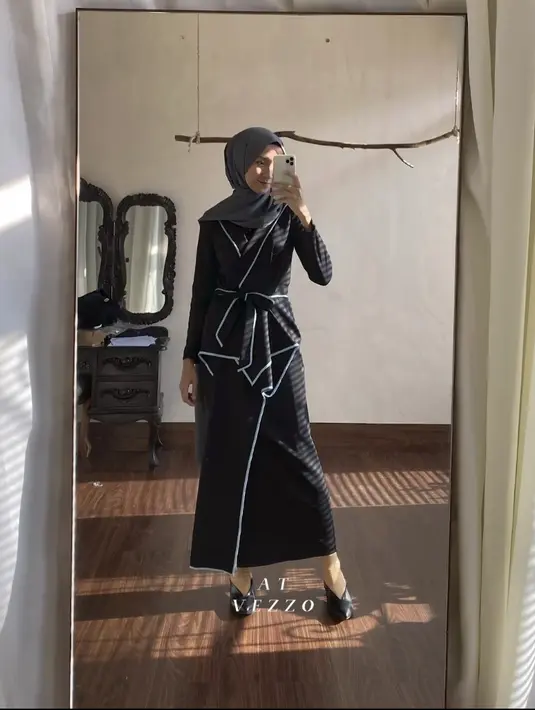 Koleksi eksklusif "TikTok | At Vezzo" dapat langsung dibeli sepanjang acara peragaan busana melalui fitur TikTok Shop. Info lebih lanjut mengenai tantangan dan kolaborasi ini dapat dilihat melalui laman eksplor TikTok yang telah diluncuran pada 7 Juli 2021. (Instagram At Vezzo)