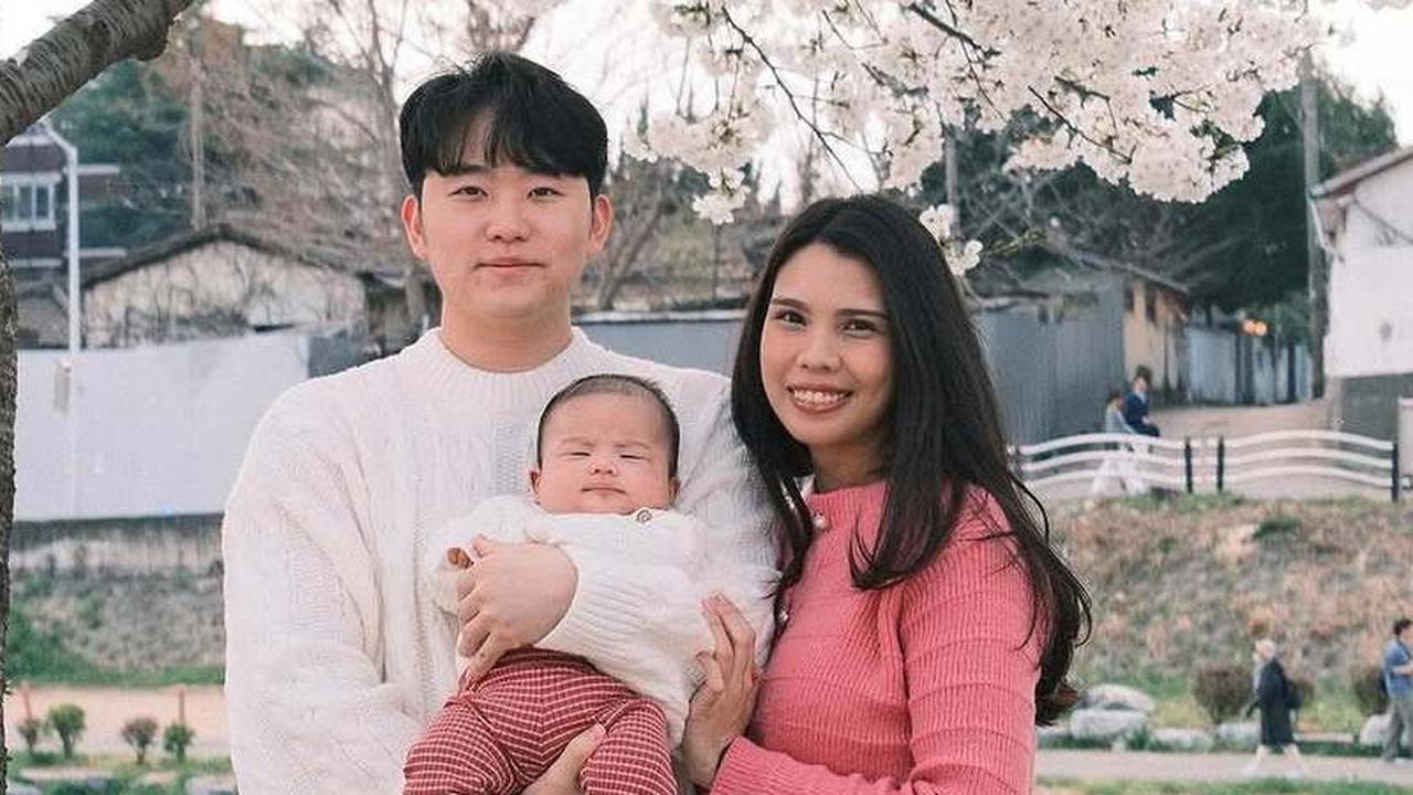 Potret Lucu & Menggemaskan Baby Noa Cucu Helmy Yahya Perdana Diajak ke Taman, Nikmati Keindahan Bunga Sakura