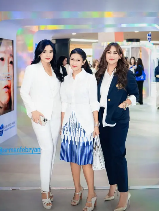 Sebagai yang paling muda, Sissy Prescillia tampil lebih maskulin dengan setelan jas navy dan kemeja putih [@titi_kamall]