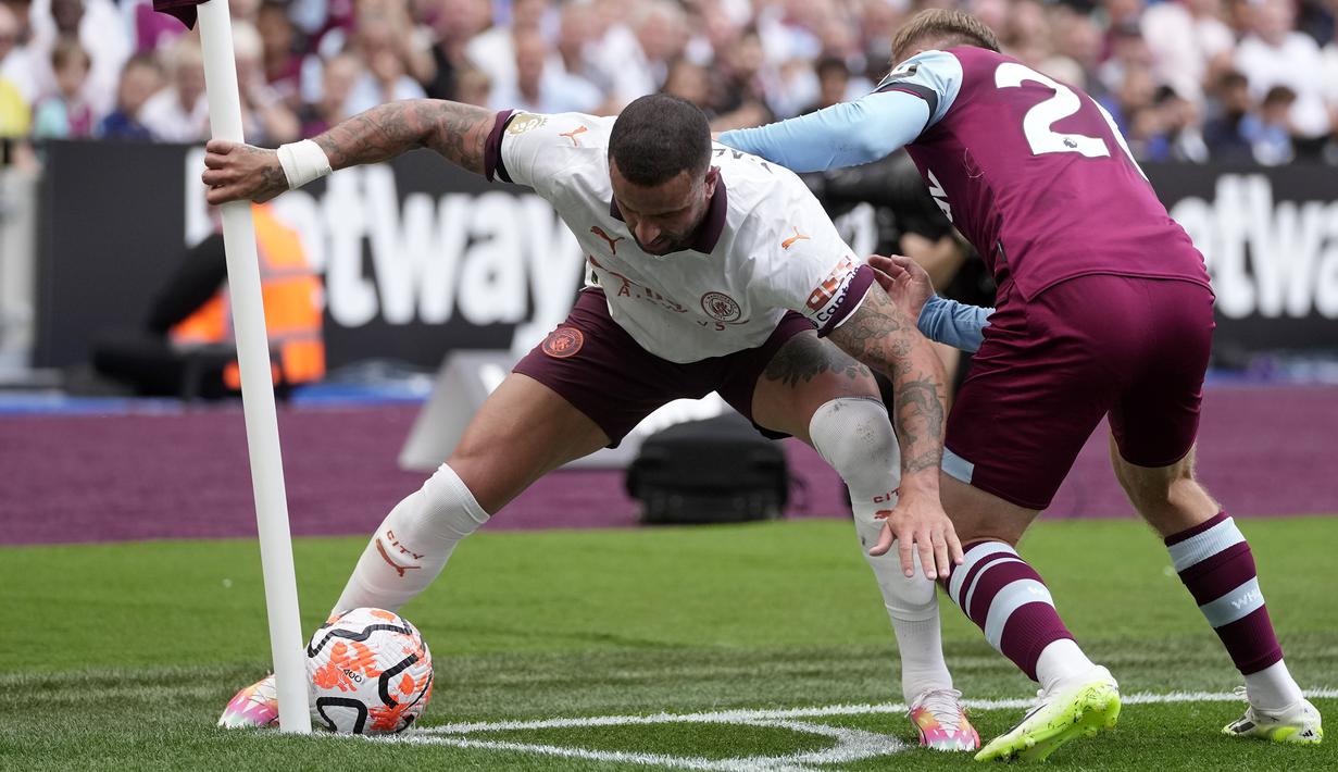 Bek Manchester City, Kyle Walker (kiri) berusaha mempertahankan bola dari gangguan gelandang West Ham United, Jarrod Bowen pada laga pekan kelima Premier League 2023/2024 di London Stadium, London, Sabtu (16/9/2023) malam WIB. (AP Photo/Kin Cheung)