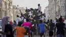Penggemar klub sepak bola Senegal merayakan kemenangan tim mereka saat melawan Ekuador di laga grup A Piala Dunia 2022 di Qatar, pada layar video yang dipasang di zona penggemar, Dakar, Senegal, Selasa (29/11/2022). Koulibaly menjadi pemain terbanyak yang melakukan clearance dan tampil gemilang dalam babak penyisihan laga grup A. (AP Photo/Leo Correa)