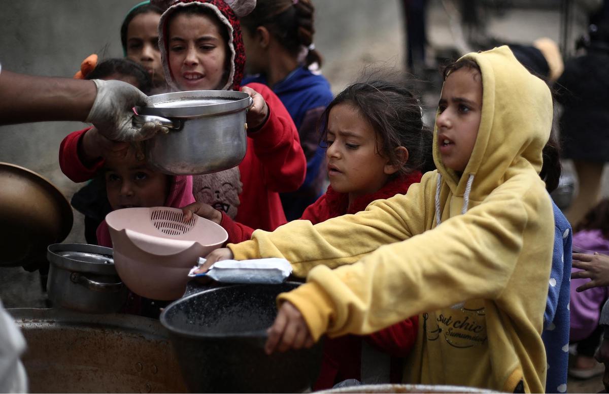 FOTO: Pilu! Ratusan Anak Gaza Kelaparan Mengantri Makanan