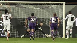 Kiper Fiorentina, David De Gea (tengah) menepis tendangan penalti pemain AC Milan, Theo Hernandez (kanan) pada laga lanjutan Liga Italia 2024/2025 di Artemio Franchi Stadium, Florence, Italia, Senin (07/10/2024) dini hari WIB. (AP Photo/LaPresse/Massimo Paolone)
