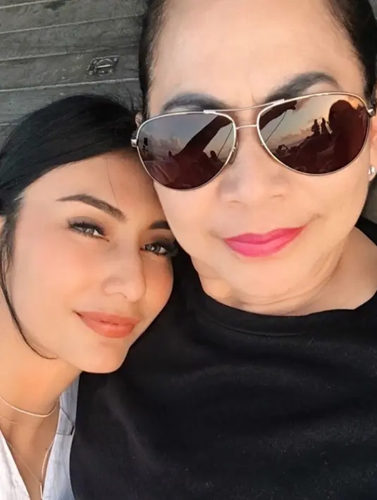 "Thank you for being my heart’s first home. I love you,Ma! Yuk cepet sehat lagi. Cepet pulang kerumah. Biar bisa jalan jalan lagi kita," tulis tyasmirasih dalam salah satu fotonya. [Instagram/tyasmirasih]