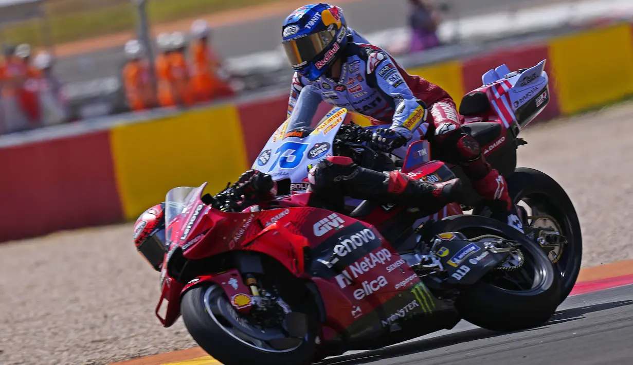 Pembalap Ducati, Francesco Bagnaia (kiri) bersenggolan dengan pembalap Gresini Racing, Alex Marquez saat MotoGP Aragon 2024 yang berlangsung di Sirkuit MotorLand Aragaon, Alcaniz, Spanyol, Minggu (01/09/2024). (AP Photo/Jose Breton)
