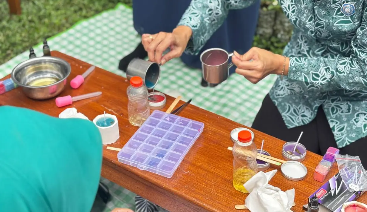 Para peserta mempraktikkan langsung cara membuat sabun cuci dari minyak jelantah. Inovasi ini membantu mengurangi limbah cair rumah tangga sekaligus membuka peluang usaha baru. (Adv/BRI Peduli)