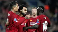 Pemain Liverpool Mohamed Salah (tengah) merayakan golnya ke gawang Red Bull Salzburg bersama Sadio Mane (kanan) dan Roberto Firmino (kiri) pada lanjutan Liga Champions di Stadion Anfield, Liverpool, Inggris, Rabu (2/10/2019). The Reds menang tipis 4-3 atas Salzburg. (AP Photo/Jon Super)