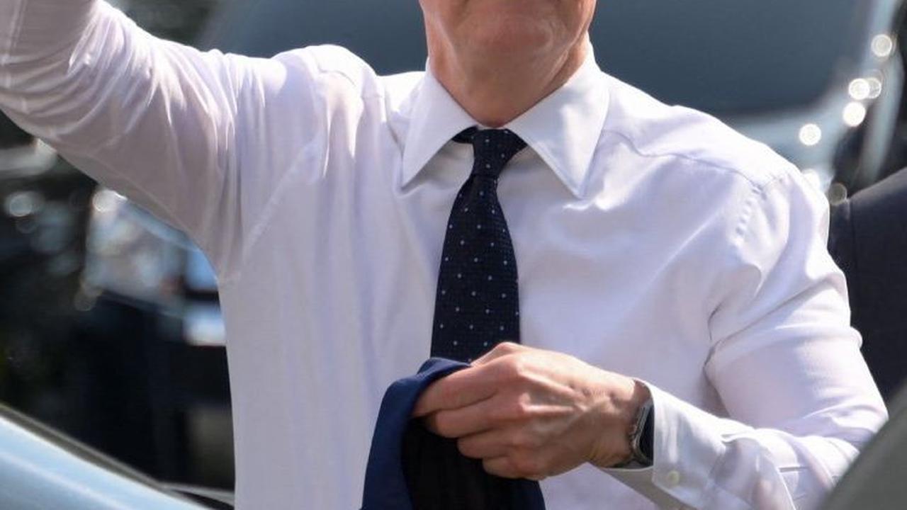 Dalam momen tersebut Tim Cook terlihat tampil rapi dengan kemeja putih dan dasi yang dibalut setelan jas biru.&nbsp;Foto: Bay Ismoyo/AFP