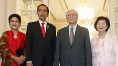 Presiden Indonesia Joko Widodo (kedua kiri) berfoto dengan Presiden Singapura, Tony Tan, dan istrinya Mary Chee, di Istana Kepresidenan, Singapura, Selasa, (28/7/2015). Jokowi ke Singapura dalam rangka meningkatkan hubungan bilateral. (REUTERS/Edgar Su)