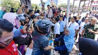 ubernur Jawa Timur Khofifah Indar Parawansa menemui warga yang menyaksikan kondisi Gedung Negara Grahadi Surabaya pasca terbakar. (Antara)
