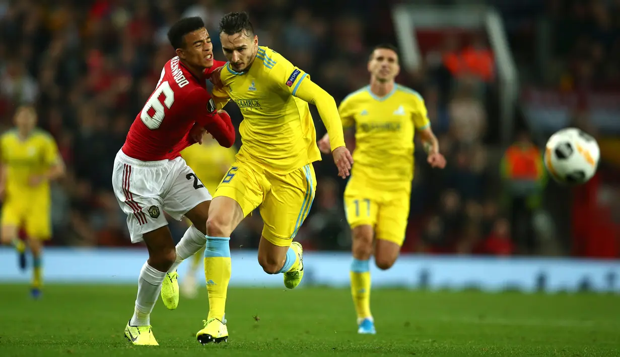 Pemain Manchester United Mason Greenwood (kiri) berebut bola dengan pemain Astana Zarko Tomasevic pada laga pertama Grup L Liga Europa di Old Trafford, Manchester, Inggris Kamis (19/9/2019). Manchester United menang 1-0 atas Astana. (AP Photo/Dave Thompson)