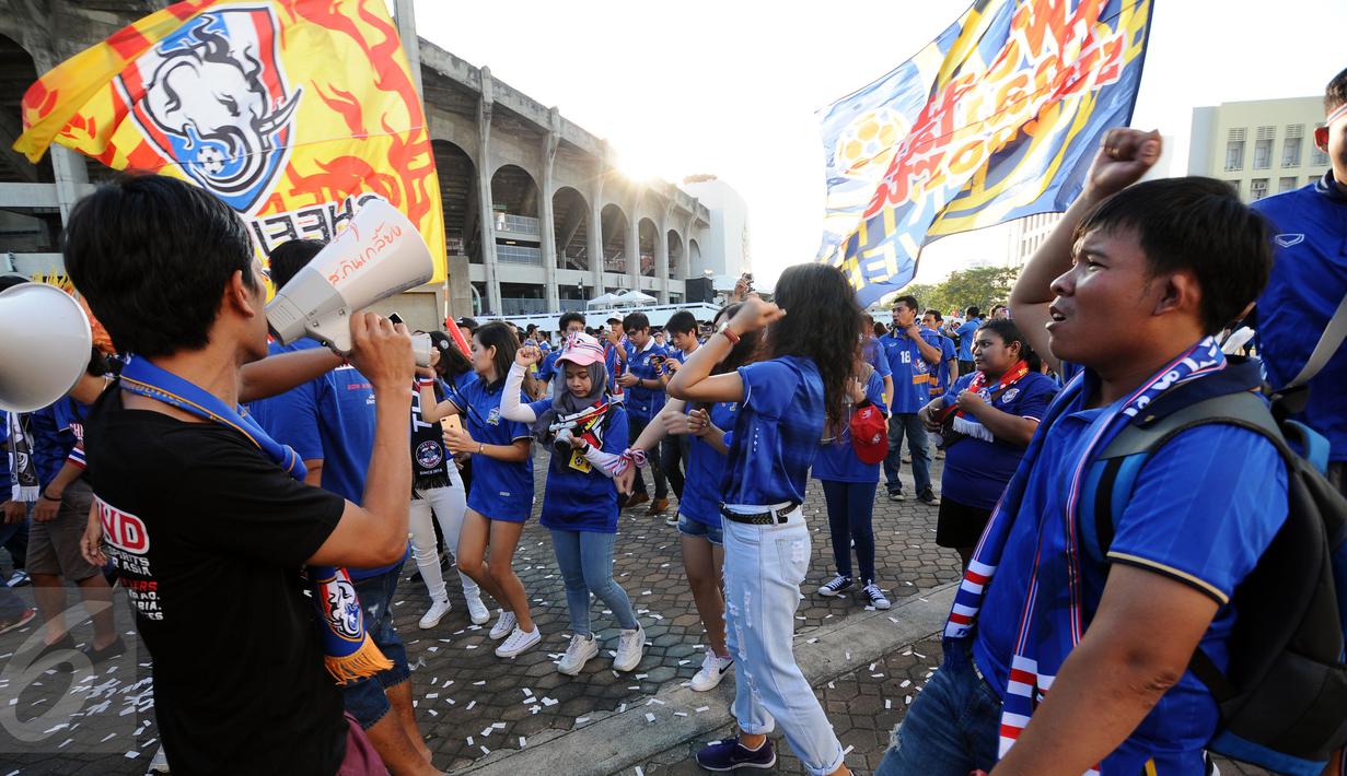 Suporter Thailand bernyanyi jelang menyaksikan laga final kedua Piala AFF 2016 antara Thailand melawan Indonesia di Rajamangala National Stadium, Sabtu (17/12). Laga sebelumnya, Thailand kalah 1-2. (Liputan6.com/Helmi Fithriansyah)