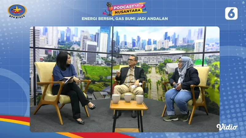 Anggota Komite BPH Migas Iwan Prasetya Adhi (tengah) dalam Podcast Nusantara dengan tema Energi Bersih, Gas Bumi Jadi Andalan, yang ditayangkan secara streaming, Jumat (20/10/2023).