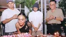 Momen Yuni Shara tiup lilin didampingi dua anak gantengnya, Cavin Obrient Salomo Siahaan dan Cello Obient Siahaan. Selain itu, juga ada mantan suaminya, Henry Siahaan. [Instagram/yunishara36]