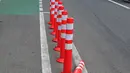 Kondisi stick cone pembatas jalur sepeda di Kawasan Jalan Penjernihan Jakarta, Sabtu (10/12/2022). Keadaan stick cone untuk pembatas jalur sepeda tersebut terlihat sudah rusak dan tidak terpasang dengan benar. (Liputan6.com/Angga Yuniar)