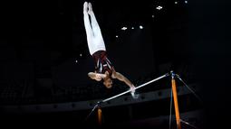 Pesenam putra Indonesia, Abiyu Raffi beraksi dalam nomor palang tunggal Kejuaraan Dunia Gimnastik 2025 di Indonesia Arena, Senayan, Jakarta, Senin (20/10/2025). (Bola.com/Bagaskara Lazuardi)