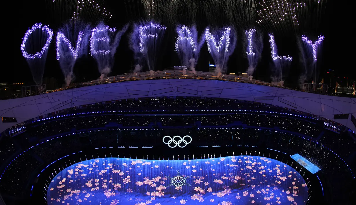 Kembang api meledak saat upacara penutupan Olimpiade Musim Dingin 2022, di Stadion Nasional, Beijing, China, Minggu (20/2/2022). Penutupan Olimpiade Musim Dingin 2022 melibatkan sedikitnya 1.000 seniman dan 3.000 pendukung lainnya. (AP Photo/Natacha Pisarenko)