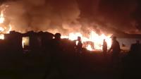 Tangkapan bingkai dari video ini menunjukkan api yang membara setelah kebakaran terjadi di Kamp Nayapara di distrik Cox's Bazar, Bangladesh, Kamis (14/1/2021). (AP Photo)
