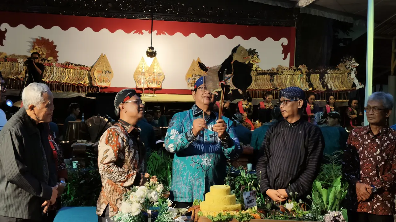 Wakil Menteri Transmigrasi Viva Yoga Mauladi menyerahkan tokoh wayang sebagai bagian dari tradisi Kementerian Transmigrasi