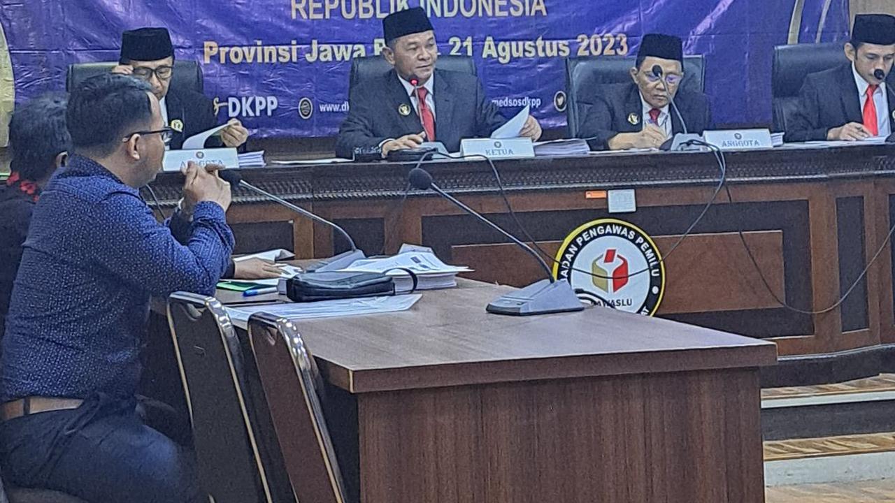 Sidang Etik, DKPP Cecar 4 Anggota KPU Karawang Alasan Tetapkan Sekretariat PPS