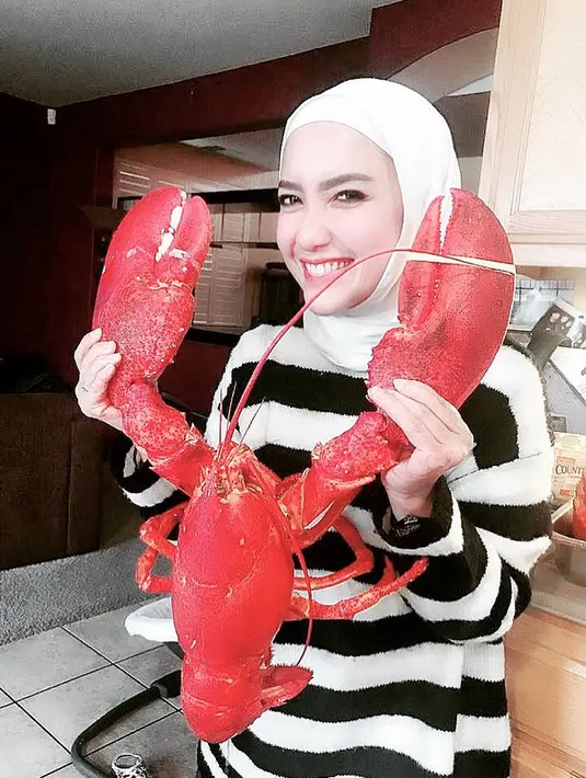 Tia Ivanka memang sudah jarang muncul di layar kaca. Walaupun demikian ia tetap terlihat cantik meskipun usianya sudah 39 tahun. (Foto: instagram.com/tiaivankka)