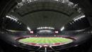 Sapporo Dome yang jadi tempat digelarnya laga ini juga spesial. Stadion di Sapporo, Hokkaido, ini memiliki kubah besar yang bisa dibuka dan ditutup demi melindungi bagian dalam dari cuaca dingin dan salju saat musim dingin tiba. (AFP/Asano Ikko)
